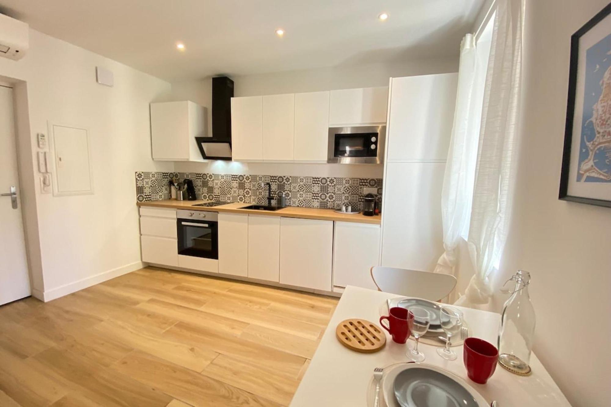 06An - Beautiful Apartment In The Heart Of Old Антиб Екстериор снимка